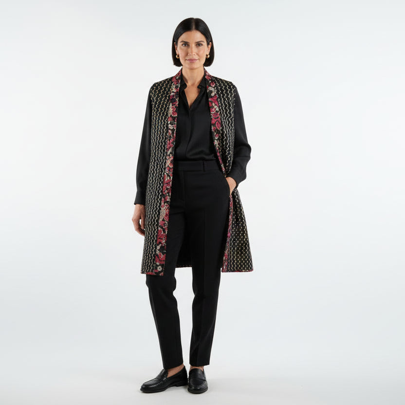 Woman wearing a black outfit with  Gilet
